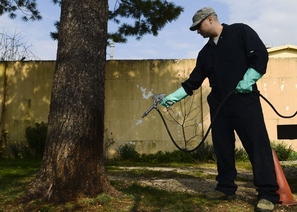 Skadedyrbekjemper som sprøyter mot insekter