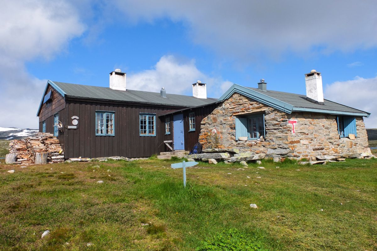 Norsk fjellhytte som står tom mellom besøk