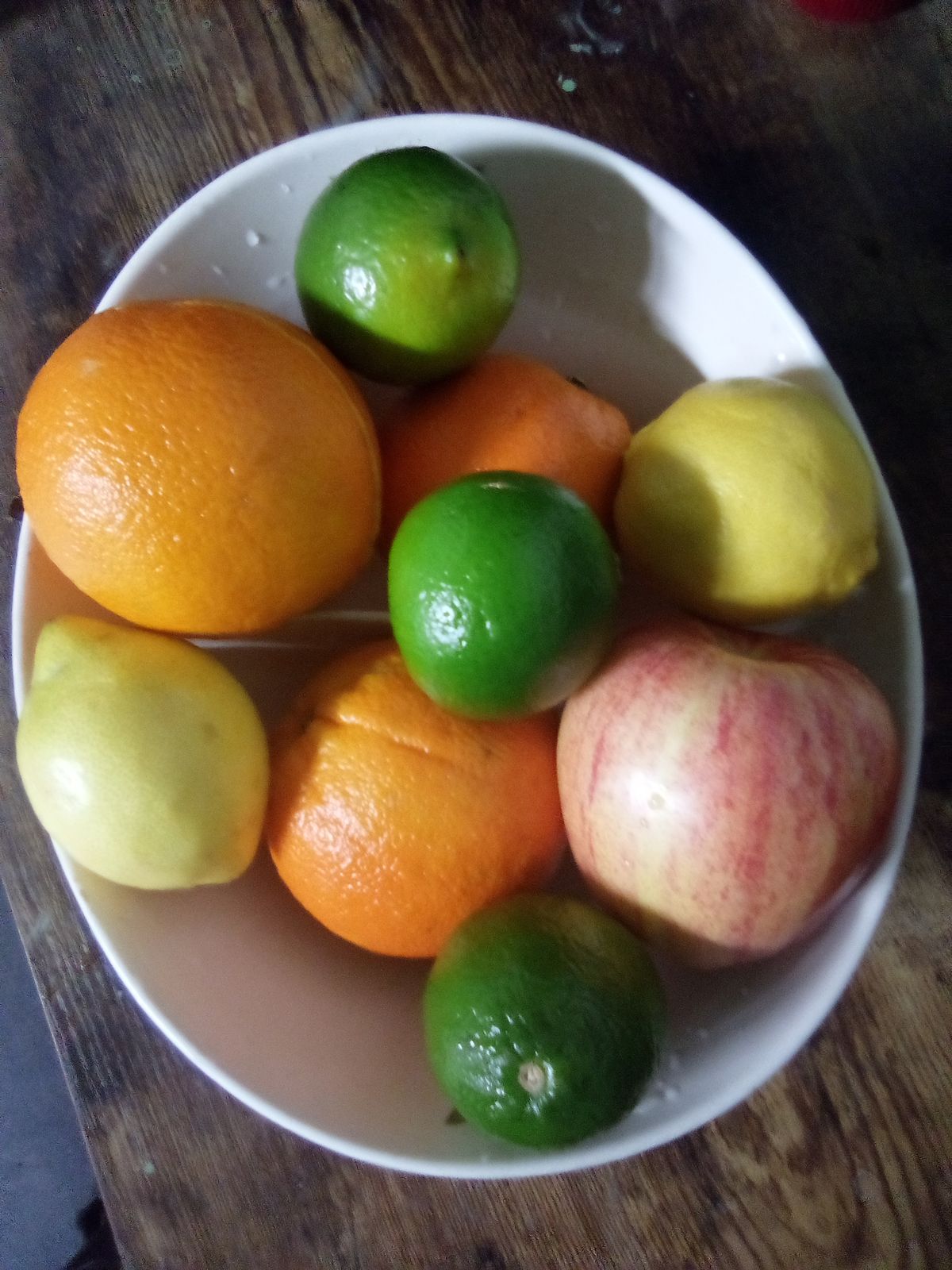 Frukt oppbevart i skål på kjøkkenet